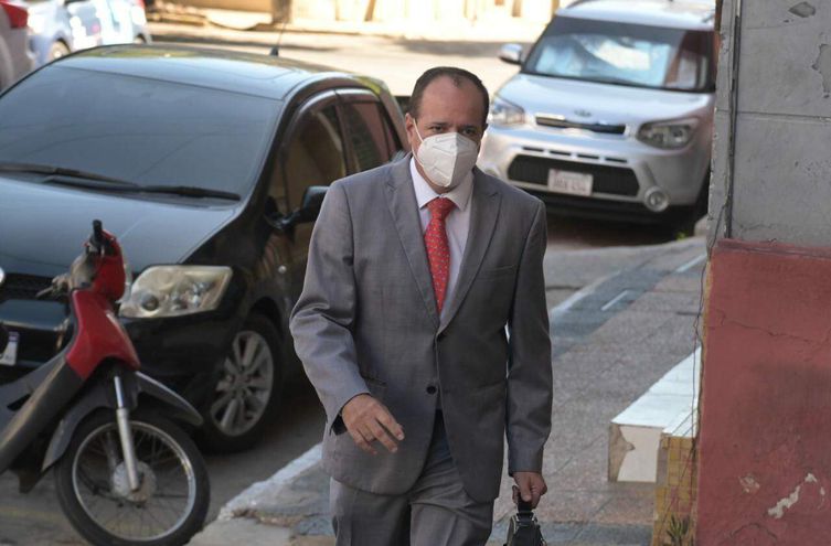 El abogado Sergio Alegre ingresa a la sede 1 del Ministerio Público, para poner a su representado René Olmedo a disposición de la fiscala Natalia Cacavelos.