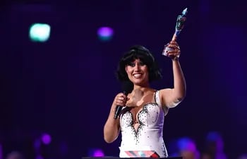 La cantante británica Raye acepta el premio de artista del año en los Brit Awards, este sábado en Londres.