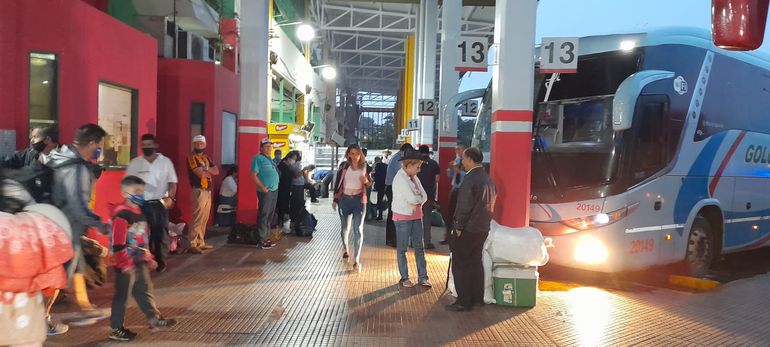 Pasajeros esperando para abordar sus buses en la Terminal de Ómnibus de Asunción.