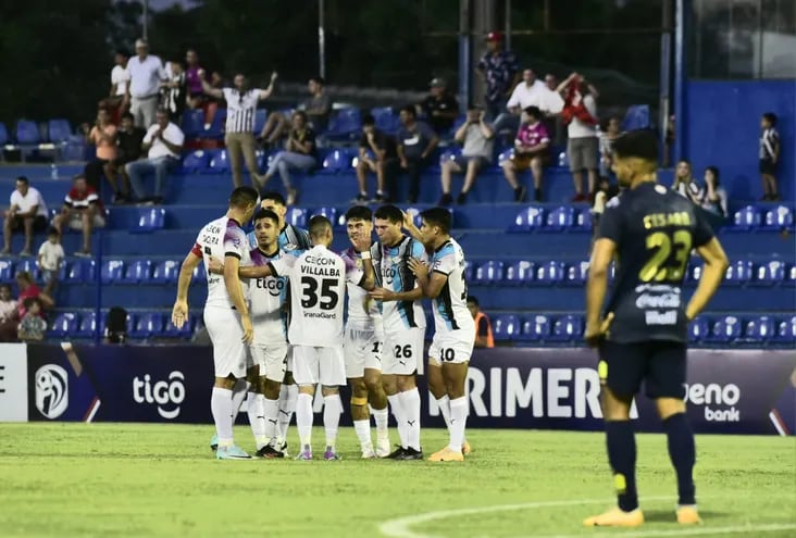 Los jugadores de Libertad festejan un gol en el partido contra Sportivo Trinidense por la tercera jornada del torneo Apertura 2024 del fútbol paraguayo en el estadio Luis Alfonso Giagni, en Villa Elisa.