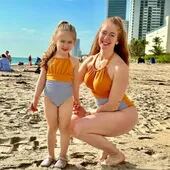 Flopy Conde con su pequeña hija Dakota, de tres añitos, disfrutando de la playa en Hallandale.