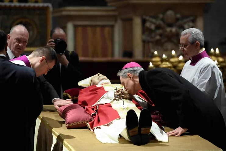 El arzobispo Georg Gänswein besa el cuerpo del papa emérito Benedicto XVI en la capilla ardiente.