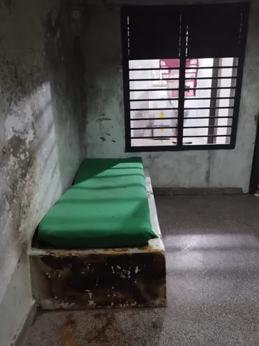 Esta es una de las "habitaciones" del Hospital Psiquiátrico. Los pacientes relataron que es una de las "mejores", pues muchas veces están sin colchones y con basuras, heces y orín por todas partes.