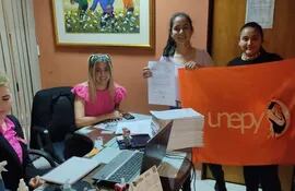 Representantes de la Unepy hacen entrega de la lista de 16.000 firmas en contra de la estandarización de kits escolares.