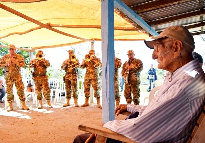 Ramón Caballero escucha a la banda de músicos de la Cuarta División de Infantería.