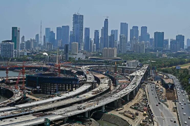 La ciudad de Mumbai con sus edificios y la construcción de viaductos. (AFP)