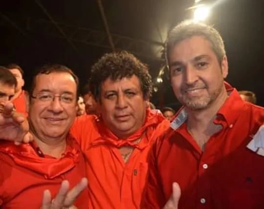 El intendente de Escobar Elvio Ruíz Díaz (centro), junto al diputado desaforado Miguel Cuevas y el presidente de la República Mario Abdo Benítez.