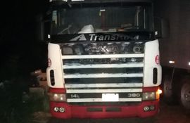 Los maleantes interceptaron dos camiones tipo Scania que se dedican a las encomiendas. En este vehículo estaban transportando la carga, tras la balacera dejaron abandonado.