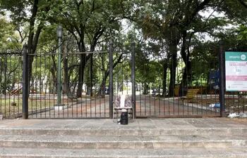 La Plaza Uruguaya permanece cerrada por resolución municipal. La ciudadanía pide su apertura.