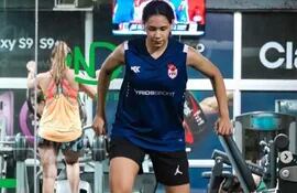 Ana Brítez, una de las jugadoras de Félix Pérez, realizando tareas físicas en un gimnasio privado, junto a sus compañeras. El club jugará la Liga Sudamericana.