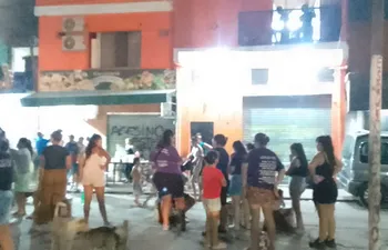 Paraguayos residentes la Villa 21-24 de Barracas, Argentina exigen justicia por el caso de feminicidio de Ferni Cristina Ayala Palacios.