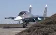 Imagen cedida por el Ministerio de Defensa de Rusia en la que se observa un avión de combate que forma parte de sus fuerzas. La aeronave llegó la ciudad portuaria de Mariupol.  (EFE/EPA)
