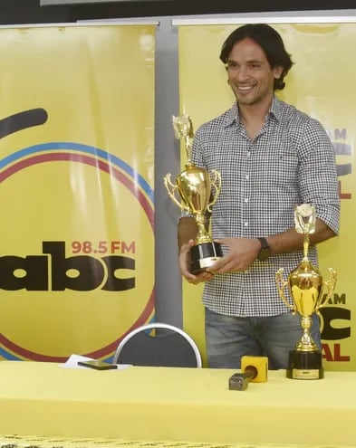 Los trofeos con el “Mejor Futbolista Paraguayo del Año” en poder de quien, sin ninguna duda, fue ampliamente merecedor esta temporada. Roque Santa Cruz, en el Salón “Pablo Medina” de ABC.