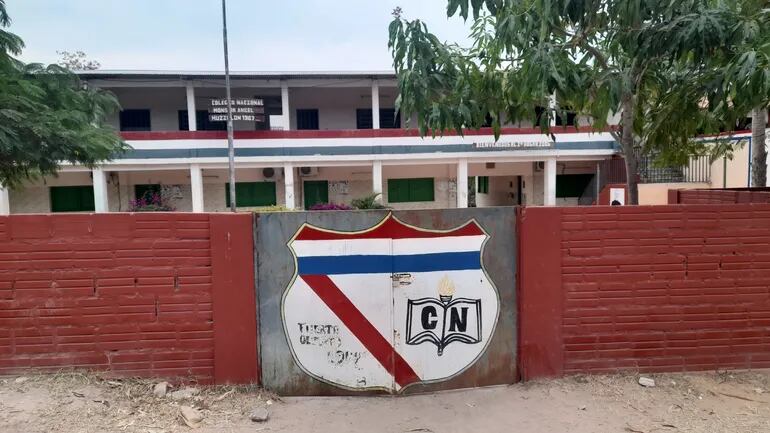 Portón llaveado en el colegio Angel Muzzolón, donde también se suspendieron las clases por el aumento de casos de COVID-19.