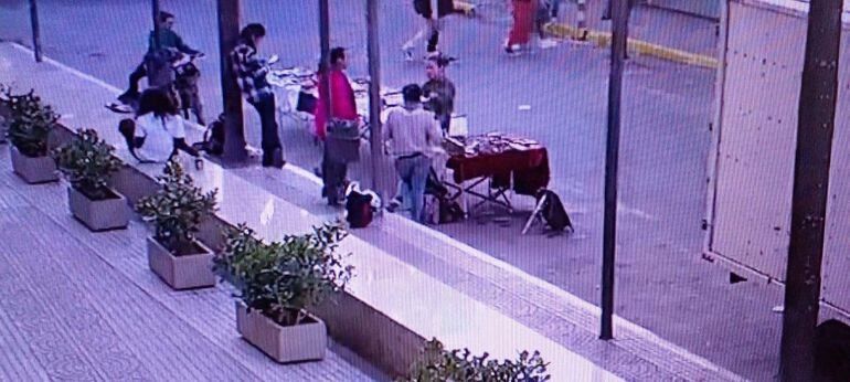 Ahora los vendedores ponen hasta mesas y sillas sobre la calle Quesada esquina Roque González, ante la ausencia de la Municipalidad de Asunción.