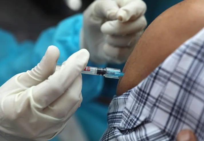 Srinagar (India), 13/07/2021.- A man receives a shot of vaccine against COVID-19, during Vaccination drive in Srinagar, the summer capital of Indian Kashmir, 13 July 2021. EFE/EPA/FAROOQ KHAN
