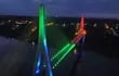 La imponente iluminación del Puente de la Integración resplandece desde la triple frontera.