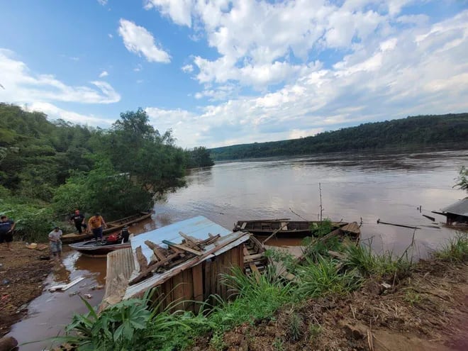 La crecida del río Paraná inundó decenas de casas en Domingo Martínez de Irala.