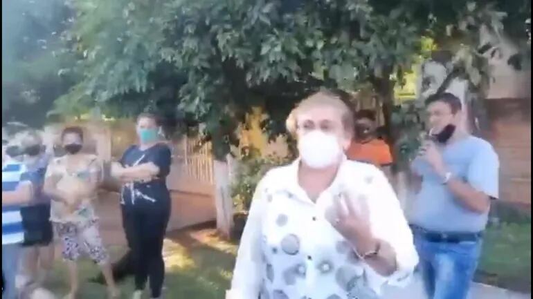 La diputada cartista Blanca Vargas de Caballero (ANR) mantuvo reunión con los vecinos la semana pasada. (Captura de vídeo).