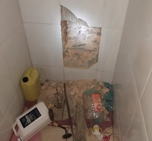Los internos rompieron el azulejo del baño y estaban por abrir la pared cuando el plan fue descubierto.