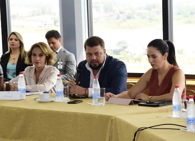 La primera reunión suspendida por la Comisión Permanente. Se extendió la audiencia con la ministra de Obras Públicas, Claudia Centurión y ya no pudo realizarse con la ministra Lea Giménez.