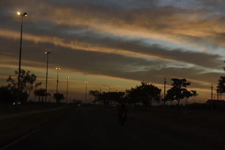 El alba irrumpe en la costanera de Asunción.