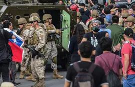 Masivas protestas se desataron en Chile ante la suba del precio del Metro. El presidente Piñeira suspendió alza para frenar el estallido social.