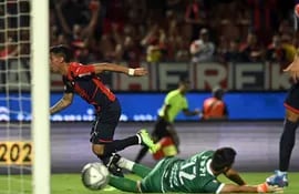 El remate de Enzo Giménez que terminará en el primer gol de Cerro Porteño sin que el arquero de Ameliano, Víctor López, evite la caída de su arco.
