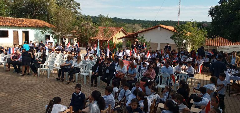 El acto de conmemoración se realizó en la escuela Campamento Azcurra.