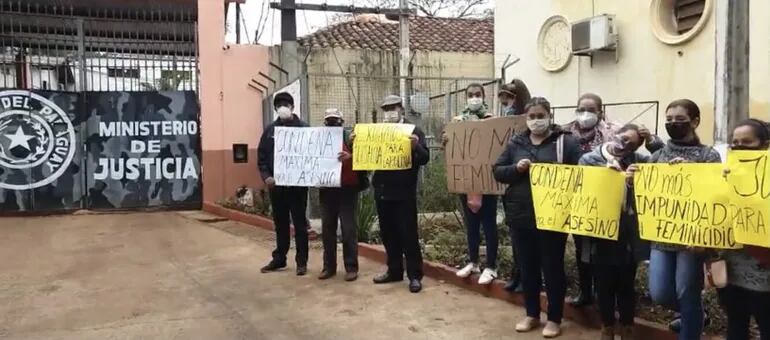 Los familiares de Carolina Marecos Samudio se manifestaron este miércoles frente a la penitenciaría de Ciudad del Este.