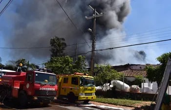 Un voraz incendio consumió gran parte de la fábrica de isopor, Termopac SRL de la ciudad de Villa Elisa