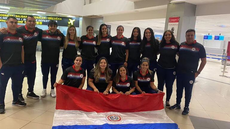 Selección paraguaya de balonmano femenino, cuerpo técnico y directivo, ayer, en el Aeropuerto.