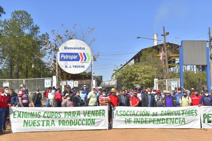 Cañicultores de Independencia bloquean acceso principal a la Fábrica alcoholera de Petropar en Mauricio J. Troche.