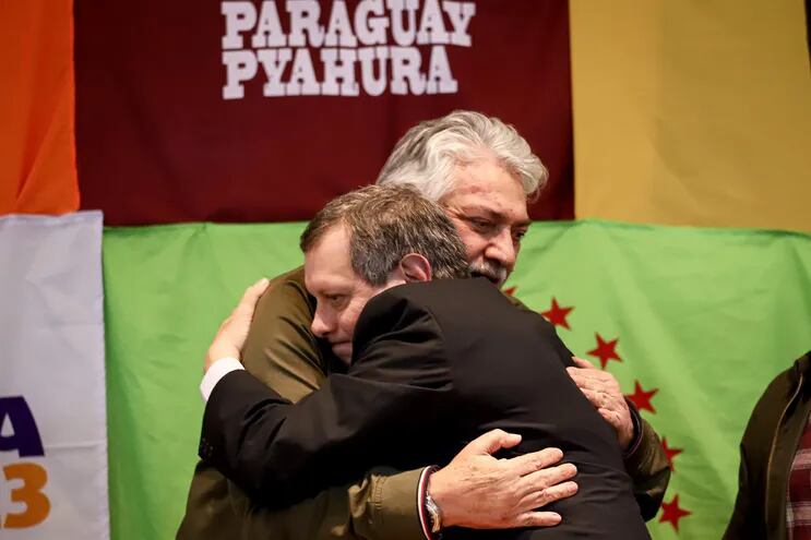 El líder del Frente Guasu, Fernando Lugo (i), abraza al presidente de la Concertación, Guillermo Ferreiro, durante el acto de adhesión, en la sede del Tribunal Superior de Justicia Electoral en Asunción (Paraguay). EFE/Nathalia Aguilar