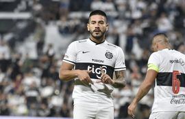 Jorge Recalde festeja el tanto que convirtió para la victoria de Olimpia 1-0 sobre Guaraní en Para Uno por la undécima jornada del torneo Apertura 2022.