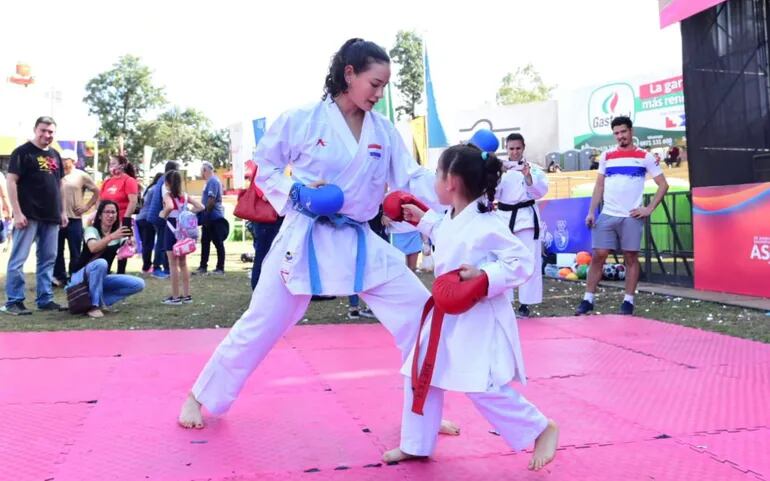 Leyla Rocío Servín Amarilla (25) con la demostración de karate.