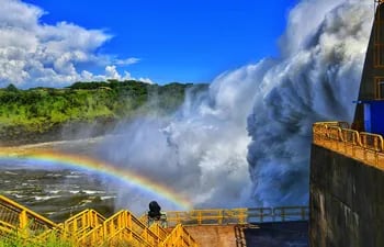 La apertura del vertedero de Itaipú impulsó la visita de turistas a la Central Hidroeléctrica.