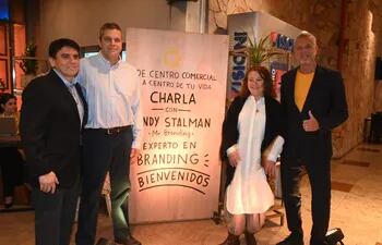 Andy Stalman (último a la derecha) desarrolló la charla sobre la importancia y el poder de una marca en el sector retail.