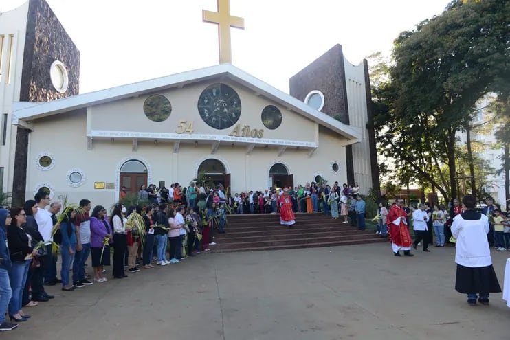 Cientos de fieles se reúnen en la Catedral San Blas para celebrar la Semana Santa.