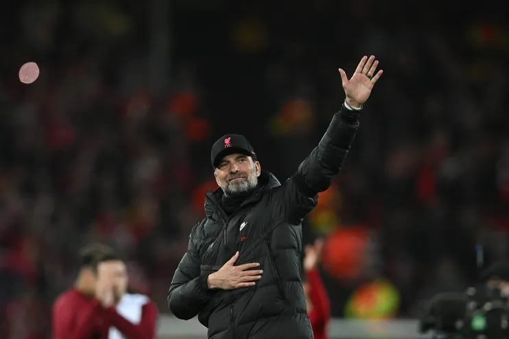 El alemán Jurgen Klopp, entrenador del Liverpool, celebra el triunfo sobre el Benfica en un partido de la Champions League en el estadio Anfield, en Liverpool.