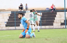 Los jugadores de Rubio festejan uno de los cinco goles contra el Sportivo Iteño en la antepenúltima jornada de la División Intermedia 2022.