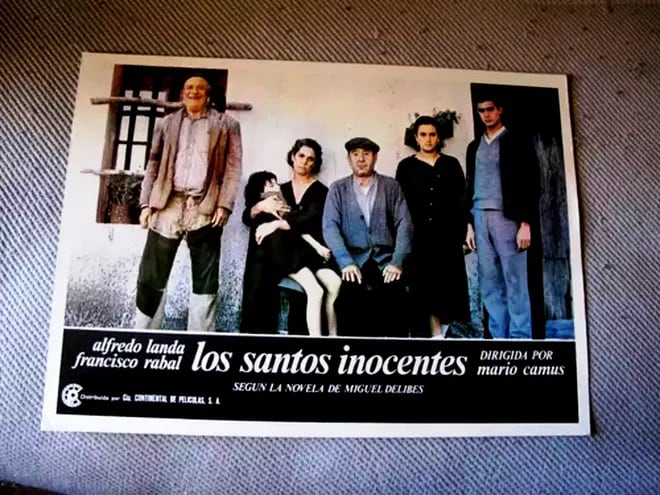 Afiche de "Los santos inocentes" (1984), de Mario Camus, basada en la novela homónima de Miguel Delibes