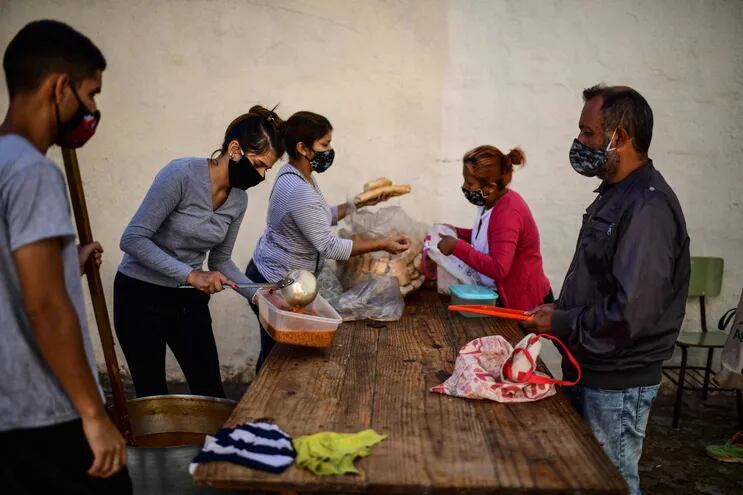 En el barrio Puerta de Hierro, en La Matanza, provincia de Buenos Aires pobladores sobreviven con las ollas populares. La pandemia agudizó la pobreza en Argentina. (AFP)