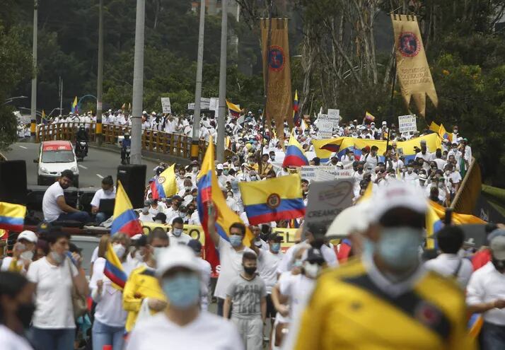Cientos de ciudadanos participan en una marcha que rechaza y pide el fin del "Paro Nacional", este domingo en Medellin.
