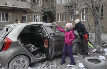 Vecinos observan los daños de ataques rusos en la ciudad de Kharkiv, Ucrania.