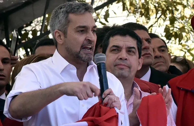 El presidente Mario Abdo  y Hugo Velázquez fueron a la plaza de la Democracia, días después  a celebrar con hurreros y funcionarios, que no fueron destituidos.