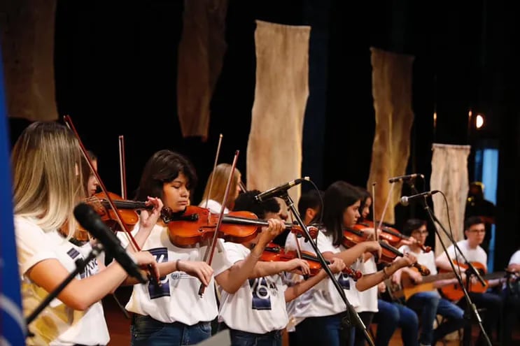 Niños y jóvenes de la Orquesta "Melodías de la Chacarita" deleitaron al público con una selección de obras en el Teatro del Banco Central del Paraguay.
