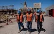 Obreros de una planta procesadora de litio, en Antofagasta, Chile.