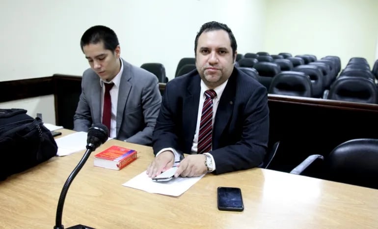 El fiscal Luis Piñánez (d) asegura que la situación procesal del diputado Miguel Cuevas no cambió y debe seguir preso.