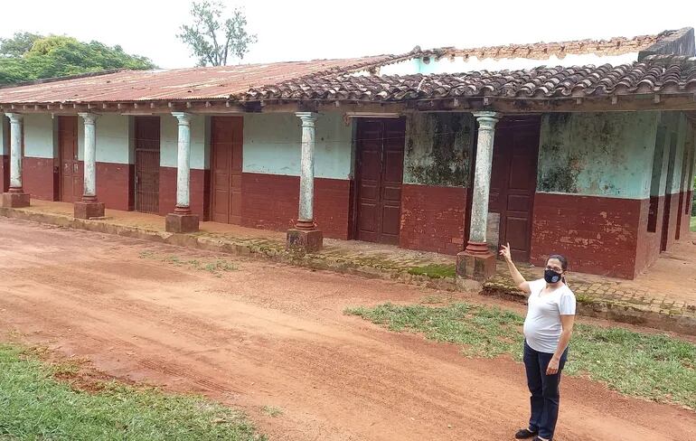 La directora de la escuela,  Manuela Azucena Céspedes, señala    el antiguo pabellón que sufrió el derrumbe del techo de una de las salas de clases.
